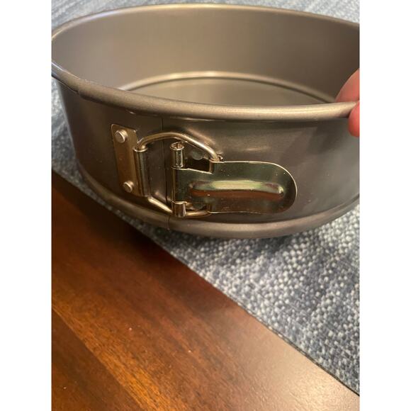 Calphalon Non Stick Bakeware Springform Cheesecake Pan 9 inch - Picture 3 of 3